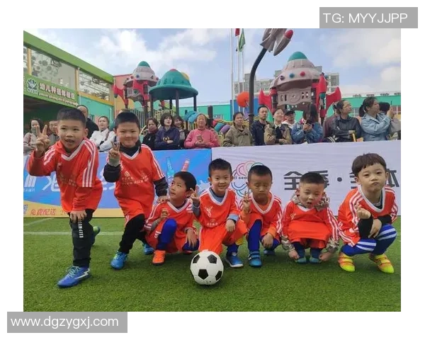 美工区足球明星欣赏活动让孩子们感受足球魅力与艺术创意的完美结合