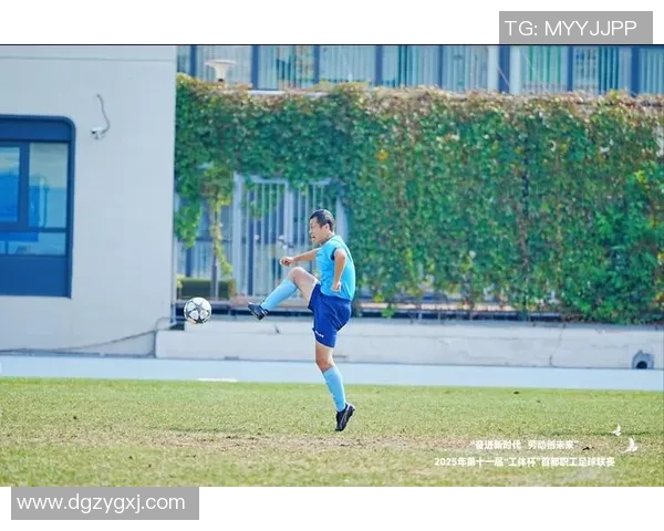 热情似火的足球明星们热血拼搏在绿茵场上展现风采 热情似火的足球明星们热血拼搏在绿茵场上展现风采